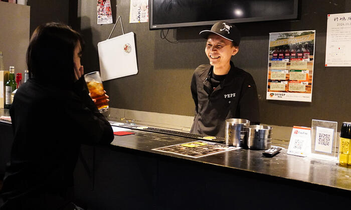 PEPEスタッフとお客さんが話している写真